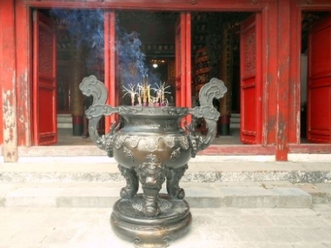 祠の前には、大きな線香立て。<br />