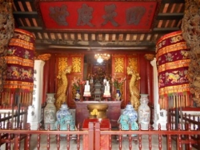 その向こうにある、祠の内側。<br />赤と金色で、きらびやかです。