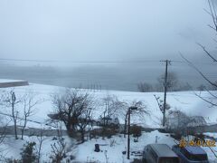 余呉湖　ホテルの部屋から雪景色　今日も小雨が降っている