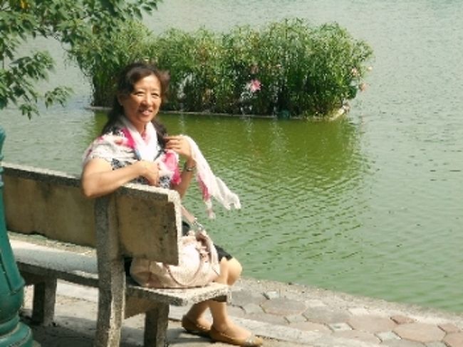 それから、またホアンキエム湖沿いを歩いていきます。<br /><br /><br /><br />すると、3〜4人の韓国人か中国人の女性たちが<br />喜々として、いろんなところで<br />ポーズをとって写真撮影ごっこ。<br /><br /><br /><br />まずは、ベンチに座ってポーズ。<br /><br />私たちがカメラを向けると<br />それに対しても<br />うれしそうに、にっこり。<br /><br />・・・日本人じゃないよねえ。<br /><br /><br /><br /><br /><br /><br /><br />