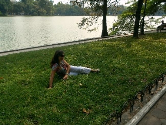 さらには、芝生に寝転んで<br />一枚、パシャリ<br /><br />そこまでやるか〜（笑）<br /><br />さすがに、私たちに気づいて<br />照れ笑いしてましたが＾＾<br /><br />でも、楽しんでますねえ。<br /><br /><br /><br /><br /><br />