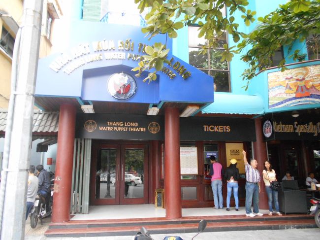 ホアンキエム湖から一度離れて<br />水上人形劇で、チケットを買います。