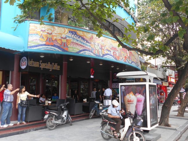 チケットオフィスの右手には<br />水上人形劇のモチーフが<br />モザイクで、描かれています。