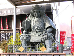 ホテルを後にし塩山の恵林寺（えりんじ）へ

立派な武田信玄像があるお土産やさんがあり車を停めさせていただきました。

