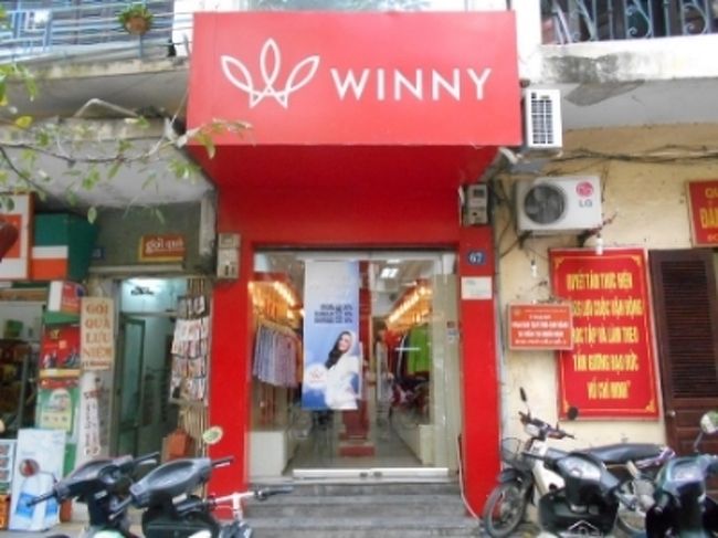 水上人形劇のチケットを買ったあと、<br />ハノイで最初に泊まったホテルの従業員の方のアドバイスに従って<br />「ＷＩＮＮＹ］というお店に行きました。<br /><br />ベトナム人の普段着、ドーボを買うためです。<br /><br />行ってみると、オーダーメイドの店ではなくて<br />すでにできあがっている服を売っている店でした。<br /><br />店内には、市場のおばちゃんが着ているような<br />独特のセンスの柄物は、ほとんどなくて<br />どちらかというと、ジャージーというか、<br />トレーニングウエアのようなものがほとんど・・・。<br /><br />ただ、お店の一角に、柄物で<br />ショートパンツタイプのものが<br />ハンガーにかかっていて、<br />その中で、かわいらしいのを見つけたので、<br />それを買うことにしました。