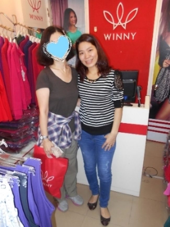 お姉さんは、言葉が通じないにも関わらず<br />一生懸命に接客してくれて<br />試着もさせてくれました。<br /><br />印象が良かったので<br />ツーショットで写真を撮らせてもらいました。<br /><br />・・・やっぱり小柄だよね＾＾；