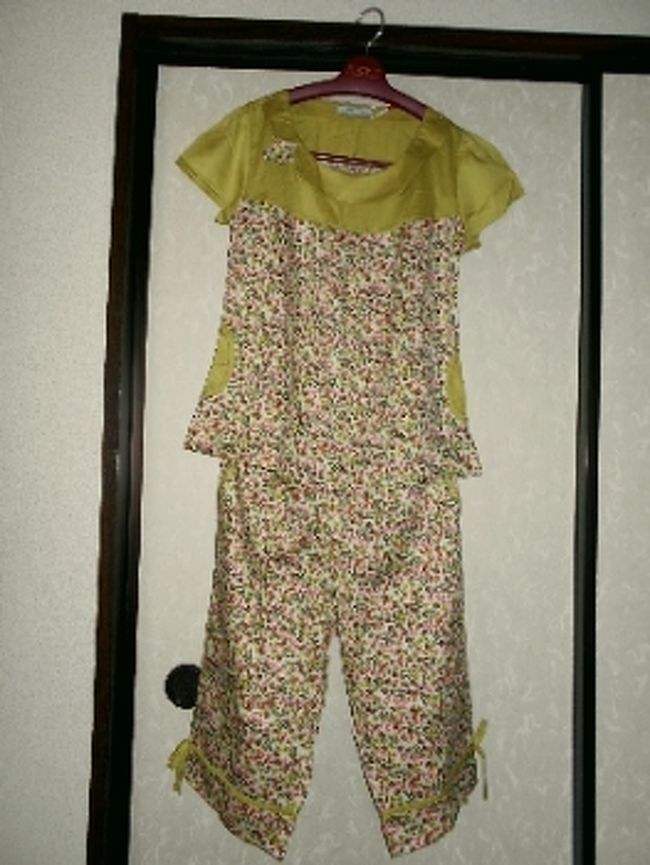 買ってきたドーボがこれです。<br /><br />まるでパジャマでしょう？<br />でも、パジャマと違うのは、<br />トップスにも、ズボンにも<br />ポケットがついてるんですよね。<br /><br />パジャマのズボンには<br />ポケットはないもんね（笑）