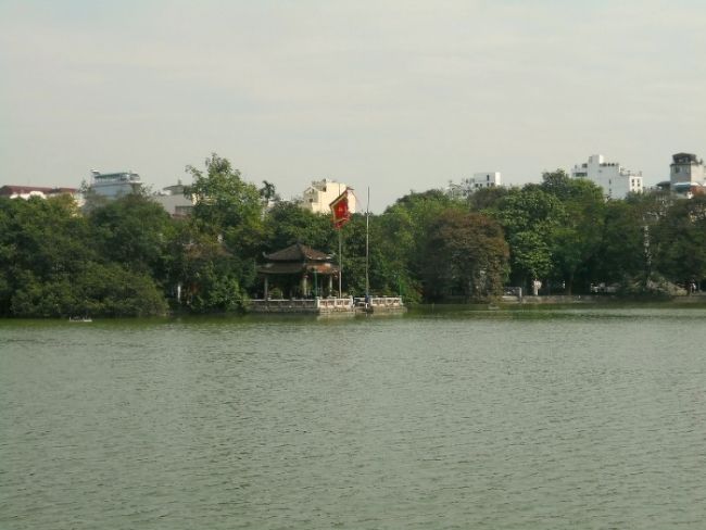 しばらく湖沿いを反時計回りに歩いていると<br />さっき行ってきた「玉山堂」が見えました。