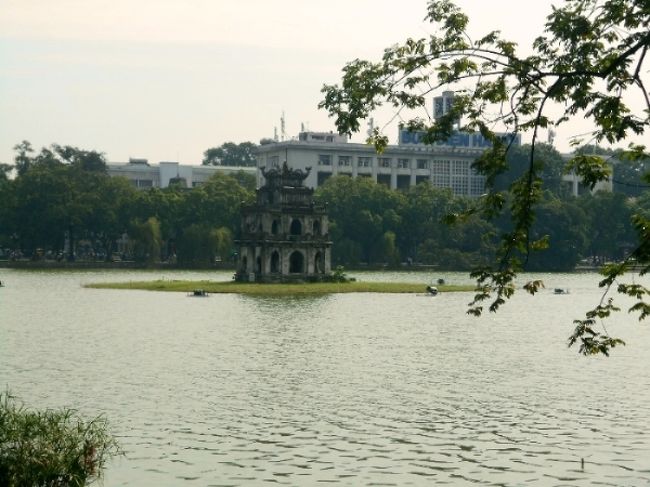 右手の方には、<br />伝説の亀に剣を返したとされる祠が見えます。<br />こっちには、上陸できないんだよね。