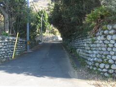 玉石で作られた石垣が続く「大里の玉石垣」の道に入ってきました。


