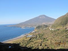 この道の先に「大坂トンネル」がありますが、その手前に「大坂トンネル展望台」がありました。

写真は展望台から北の方角にある「八丈富士」です。

手前左には、八重根漁港、横間海水浴場が見え、右には今登ってきた高架橋や、横間洞門がみえます。