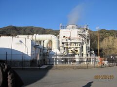 次に風力・地熱発電所を訪れました。

ここには「TEPCO八丈島地熱館」(現在は八丈町が取得し「八丈島地熱館」）
があり、さまざまな展示や映像により、地熱発電のみならず、八丈島の生い立ちなどの説明を見ました。