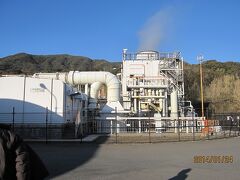 次に風力・地熱発電所を訪れました。

ここには「TEPCO八丈島地熱館」(現在は八丈町が取得し「八丈島地熱館」）
があり、さまざまな展示や映像により、地熱発電のみならず、八丈島の生い立ちなどの説明を見ました。