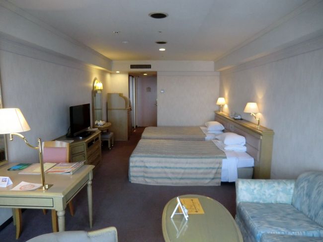 我々の部屋に入る。室内（写真）は広くて快適に滞在できそうである。料金は１泊２食で1人11500円＋入湯税150円（税・サ込）とお値打ち価格である。ただし、土曜日は15500円。