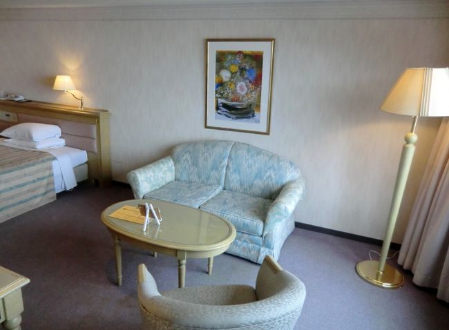 窓側にソファーとテーブルがありリビングコーナーとして十分機能する。コーヒーを淹れてここで飲むと実にうまい。