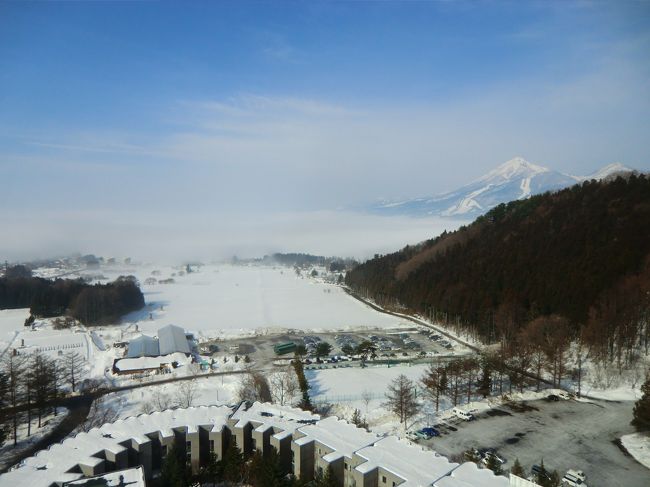 ただし、本館の客室は狭くてウイングタワーと較べるとかなりグレードが落ちる。１泊２食でも本館であれば平日7300円、土曜日10300円と安い。<br />写真は部屋からの正面の眺め。本来なら猪苗代湖が見えるのであるが、今日は雲に隠れている。