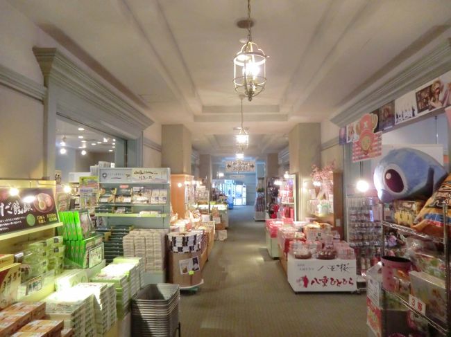 大きなホテルだけあって売店（写真）も充実している。大浴場が１階に、露天風呂が２階にあり外階段でつながっている。当然ながら風呂は無料である。（日帰り利用：800円）
