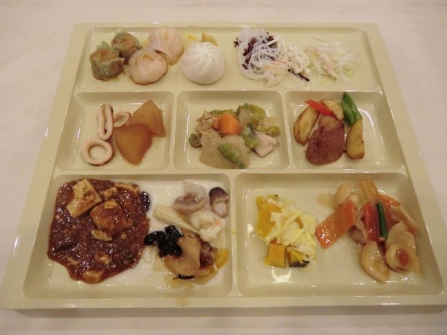 和洋中の何でもありの世界の料理盛り合わせ。