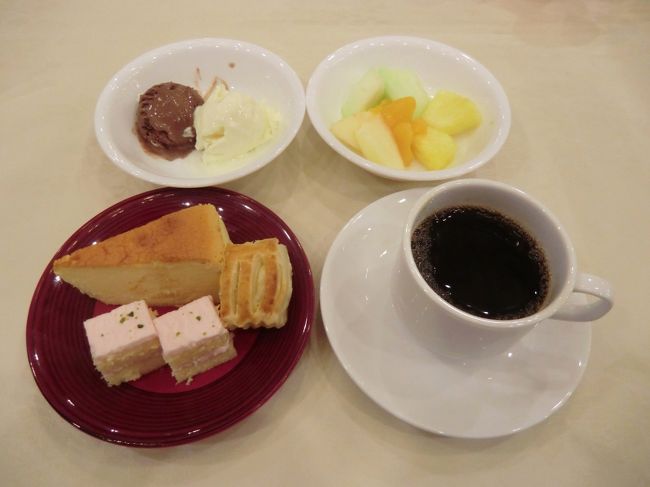 締めは、フルーツ、アイスクリーム、ケーキ類、コーヒー。<br />十分満足のいくディナーであった。