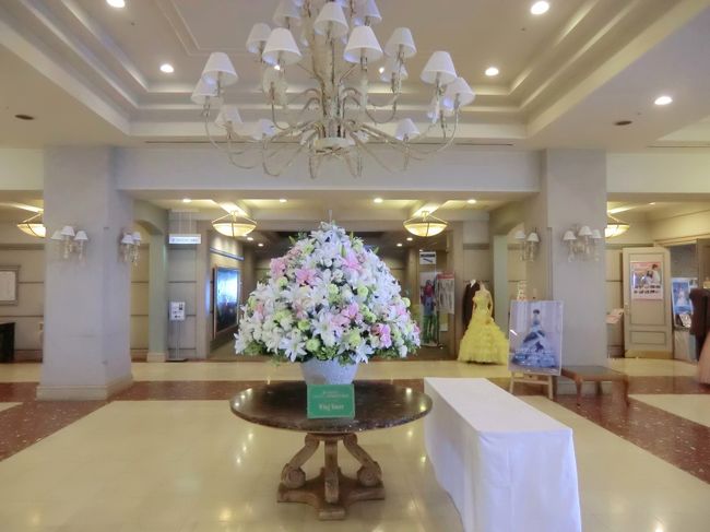 朝食後は部屋でのんびりしたり、孫と遊んだりして午前11時頃にチェックアウトする。ロビー（写真）にて家族5人の記念写真をホテルスタッフに撮ってもらう。