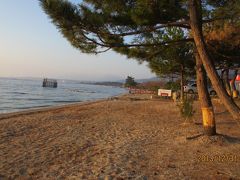 レストハウス比良の前から見た琵琶湖湖畔の景色