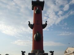 ロストラの灯台柱。
高さ30ｍの赤い灯台柱は19世紀初頭に作られて現在も現役。