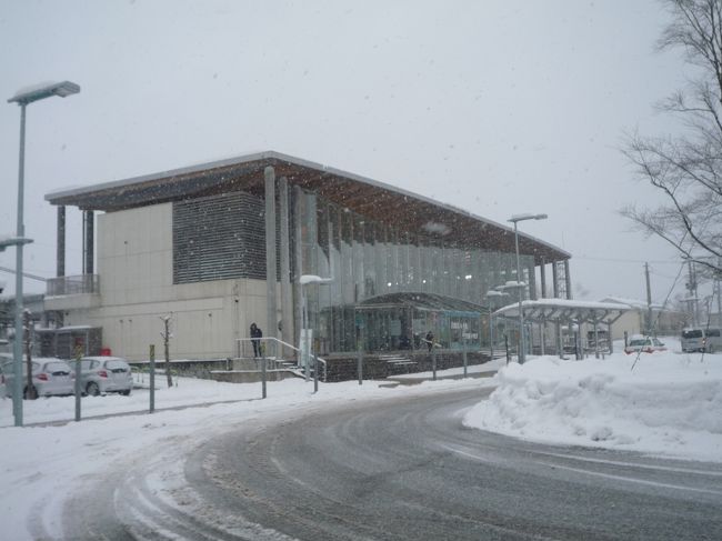 駅は近代的な作りです。<br /><br />しかしすごい雪だなあ。<br /><br />バスに乗って、乳頭温泉郷へ出発！