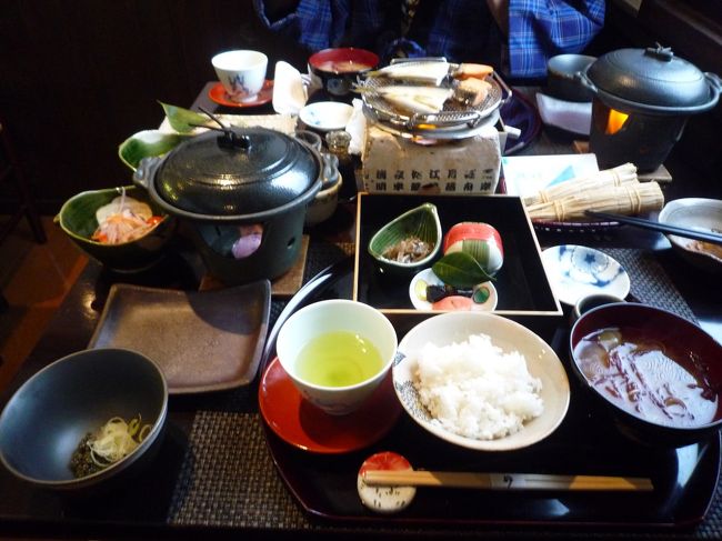 外の雪景色を見ながらの朝食。<br /><br />いつも時間をかけて朝食を食べる事は少ないので、こうやって宿に来ると優雅な朝食の時間が楽しみの一つでもあります。