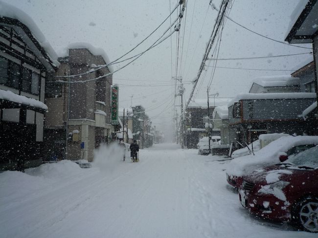 吹雪いてます。。<br /><br />商店街の方は雪かきをされてました。<br />冬の時期はこれが毎日ですものね、本当に大変な作業だと思います。。<br />