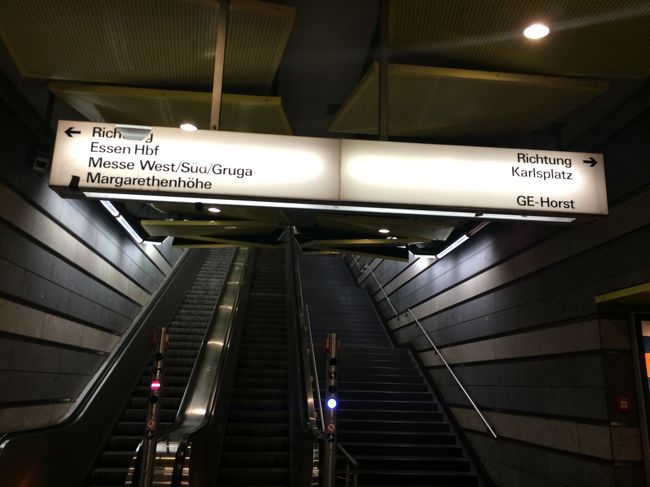 日本であらかじめ、ベネルクス・ジャーマンレイルパスを購入してきていたので、Essen Hbf（エッセン　ハーフトバンホーフ）でバリデーション手続きをしてもらいに行きました。<br /><br />Altenessen Mitte の地下ホームから　Essenn Hbfに向かいます。<br />このHbfというのは、中央駅という意味です。<br /><br /><br />HbfでDBのカウンターに行き、パスとパスポートを提出して手続きをしてもらいます。<br />フレキシータイプだったので、利用日に毎回日付を入れるように言われました。<br />私は毎日利用する予定だったので、毎朝Uバーンの中で記入しました。<br />ちなみに、Uバーンは使用できないのでUバーンはチケットの購入が必要でした。