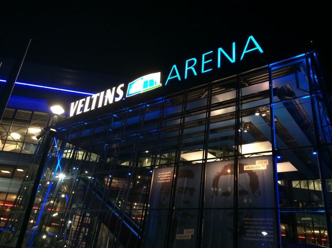 駅でもアレーナでも、陽気なシャルカーさんたちは話しかけてきたり、「ウシー!!」と呼んでくれたりしました。<br />とっても楽しかったです。<br /><br />帰り際には、ティモさんに出くわして写真も撮ってもらいました。<br />本物は写真よりイケメンでした?<br /><br /><br />そんなこんなで2日目終了。