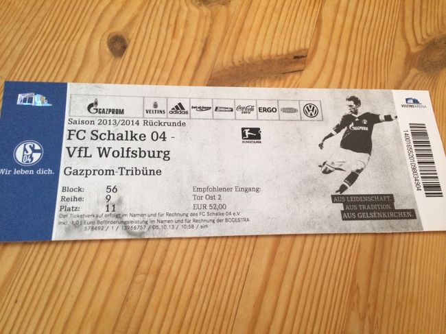 席はブロック56だったので、上の方でした。<br /><br />この日は、相手のWolfsburgには長谷部さんもいなくなっていたし、Schalkeの内田選手はカードの累積で出場停止だったので、試合が見れればいいという気持ちで、この席で満足でした。