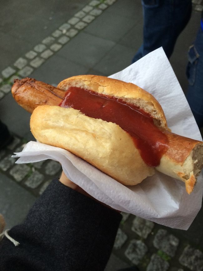 試合までにはクラブハウスの横の屋台でBier（ビーア，ビアー）と Bratwrut（ブラートヴルスト）をいただきました。<br /><br />この固いパンとジューシーなソーセージが、シンプルだけど最高に美味しかったです。