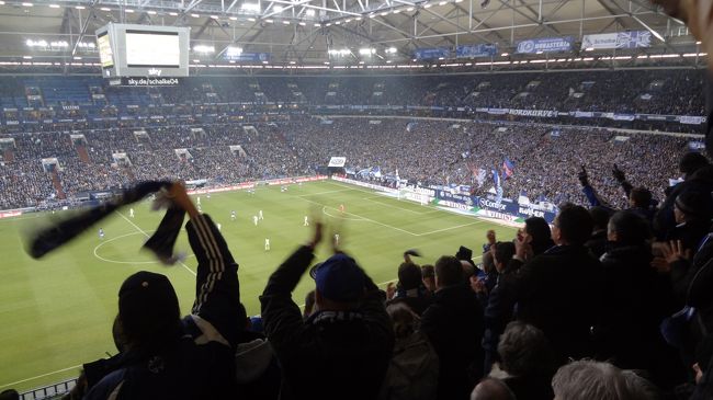 Schalkeのゴールに湧く、シャルカーさんたち。<br /><br />スタジアムの雰囲気はすごい!!<br />試合前も、試合中も熱気がすごい!!<br />毎週末のようにこんなことしてるのかと思うと、ちょっとうらやましくなりました。