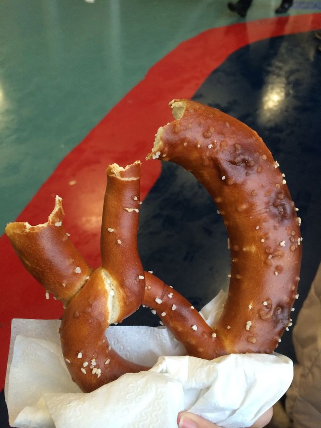 ハーフタイムにはトイレを兼ねて、売店へ。<br /><br />プレツェルは、かなり岩塩が効いていて、飲み物なしにはかなりきつい…<br />途中から岩塩を取り除いて食べました。<br />生地自体はとても美味しかったです。