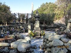 玉石に囲まれた中心に、苔むした五輪塔形式の「宇喜多秀家の墓」がありました。