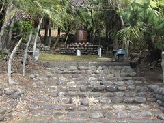 この神社の横には「島酒之碑」がありました。

八丈島に芋焼酎の製法を伝えた丹宗庄右衛門翁の徳を誉めたたえるとともに、芳醇な島酒を讃えるために昭和42（1967）年に建造されたものです。