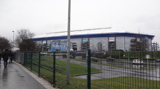 この日の最大の目的は、サッカー観戦!!<br /><br />宿の住民の方と一緒にヴェルティンス・アレーナに向かいました。<br />途中のトラムでは、シャルカーさんたちが大合唱しながら、トラムを叩いていて、もうびっくり!!<br /><br />乗車率100％を軽く超えた車内で、苦しかったけど、ものすごーく楽しかったです！<br />これが、本場の雰囲気かっ！と私は楽しめました♪<br /><br />ヴェルティンス・アレーナです。<br />トラムの駅から見えていて、迷うことなくたどり着けます。