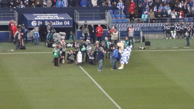 この日は、試合前にケガで離脱中のユリアンがピッチで何やらインタビューを受けていました。<br />ドイツ語なので、内容はさっぱりわかりませんでしたが…