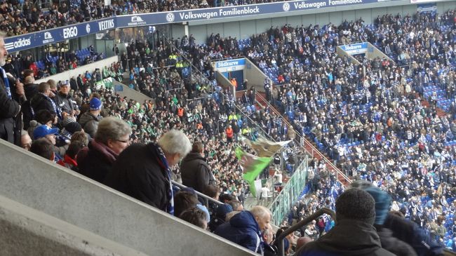 アウェーはこの隅に追いやられてました…