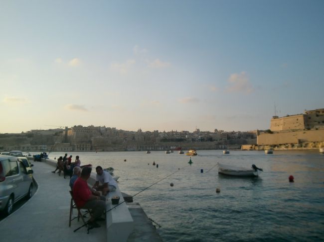 釣りをする人達。<br /><br />こんな城塞を見ながら釣りができる場所、世界でもなかなかないだろうな〜。