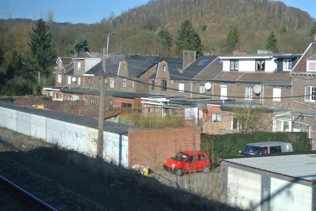 ベルギーに入ってから感じたのは、家の造りが独特だということです。<br />お隣さん同士が壁を共有した造りになっていました。<br />