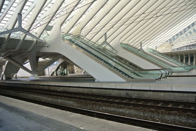 13：25にはLiege-Guilleminsに到着し、Bruxellesに向かう電車を待ちました。<br />リエージュの駅は、とても新しく近代的な感じでした。<br /><br />リエージュには、日本代表の川島選手がおられます。<br />ここも行きたかった場所のひとつ。<br />それから、ベルギーワッフルのリエージュワッフルが食べたかった…