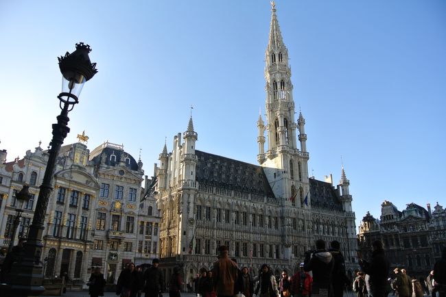 駅から外にでて、5分足らずでGrand-Placeに到着しました。<br /><br />しょんべん小僧くらいは観に行こうと思いつつ、何も調べて来なかったので、野生の勘で歩きました。