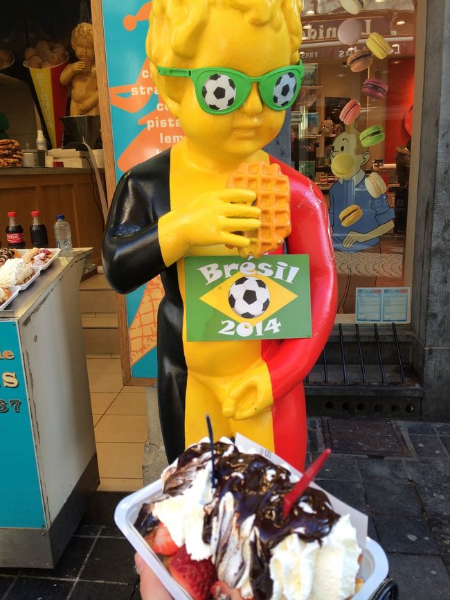 サッカーワールドカップがあるということで、こんなVr.になっていました。<br /><br />とりあえず、せっかくなら全部乗ってるやつにしようということで注文しました。<br />たしか、5.50。<br /><br /><br />1人でこのワッフルを食べきるのは、ちょっと辛かったです。<br />シェアするか、もしくはクリームを少なめにすることをお勧めします…。