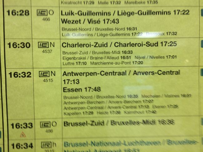 駅に戻り、確認のためツーリストインフォメーションに行くと、私が調べていたものとは違う電車を教えられました。<br />それも約2時間後のものを。<br /><br />必死に、「今すぐ帰りたい！」と伝えても、「この電車しかない」と言われたので、ひとまず退散しました。<br />大量の荷物を抱えて、これ以上観光する気にもならなかったので、自分でダイヤを見て帰ることにしました。<br /><br />そしたら、ありますよ、そりゃ〜ねぇ。<br />とりあえず、それなりの駅まで行けばなんとかなるだろう、という精神のもと、リエージュに向かう電車に乗り込みました。