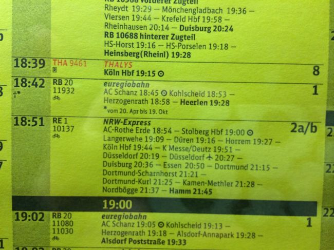 約1時間でアーヘンに到着し、時刻表を確認すると、約20分後のREがありました。<br />あるやないかいっ!!<br />そんな気持ちでいっぱいでしたね。<br /><br />比較的電車はたくさん走っているので、きっとどうにでもなります。<br />時刻表もわかりやすいので、自力でどうにでもできます、きっと。<br /><br />そんなこんなで、21：00前にはEssen Hbfに到着し、21時過ぎには宿に無事帰ることが出来ました。<br /><br /><br />そんなこんなで4日目終了。