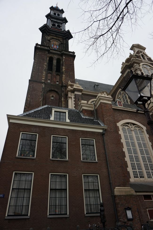 「西教会」前にはアンネ・フランク像