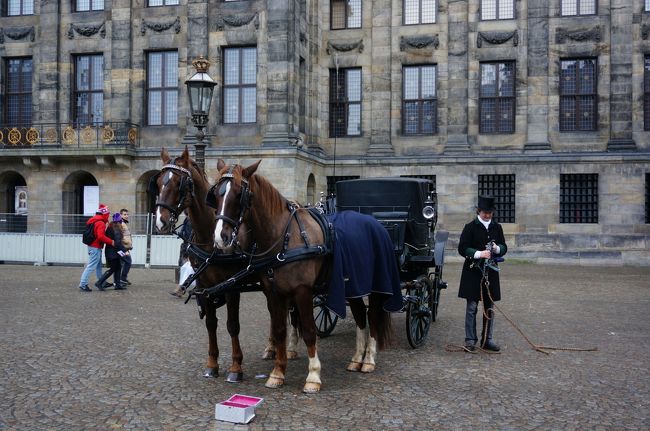 「ダム広場では馬車がスタンバイ」