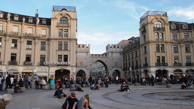 ホテルに荷物を置いたら、とりあえずマリエン広場へ向かいます。<br /><br />カールス門まで来ると人・人・人。